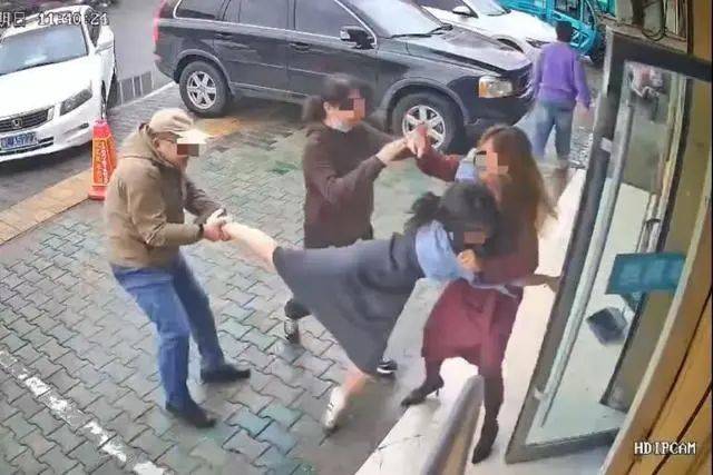 女子因挪车纠纷被夫妇俩打骨折！中间人称两人系公职人员，要花40万元和解，当地警方通报