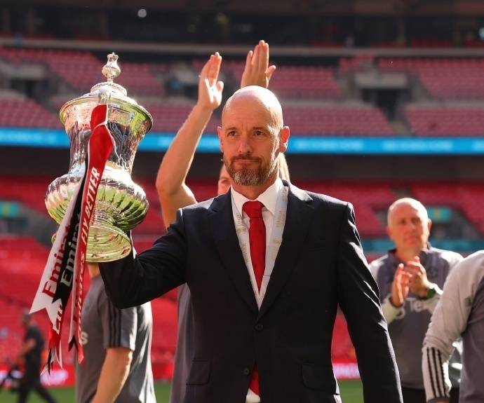 曼联官宣54岁荷兰籍主帅滕哈格下课，黄健翔：如今的曼联一言难尽，换教练只是危机公关