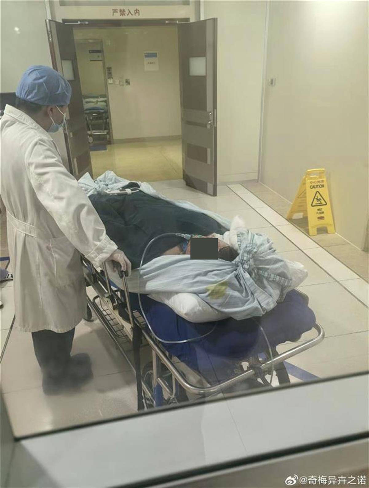 烧伤妈妈含泪说“老公，我爱你”，并用力重复了口型，老公回应网友“还有心情每天写小作文”质疑