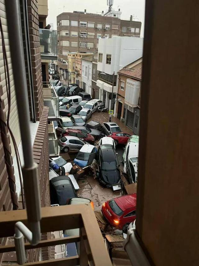 中国男子自驾探亲遇西班牙洪灾:当地华侨华人积极捐款捐物