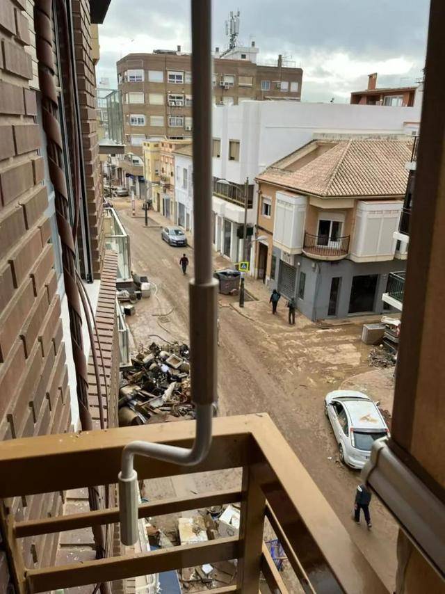 中国男子自驾探亲遇西班牙洪灾:当地华侨华人积极捐款捐物