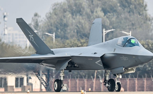 歼35A首次亮相!第一架原型机工艺远超苏57,后续公布更“牛”的