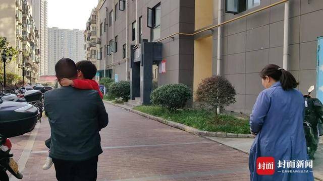 雇主突然失联,月嫂带女婴回家抚养三年 女儿埋怨“待外人更好”