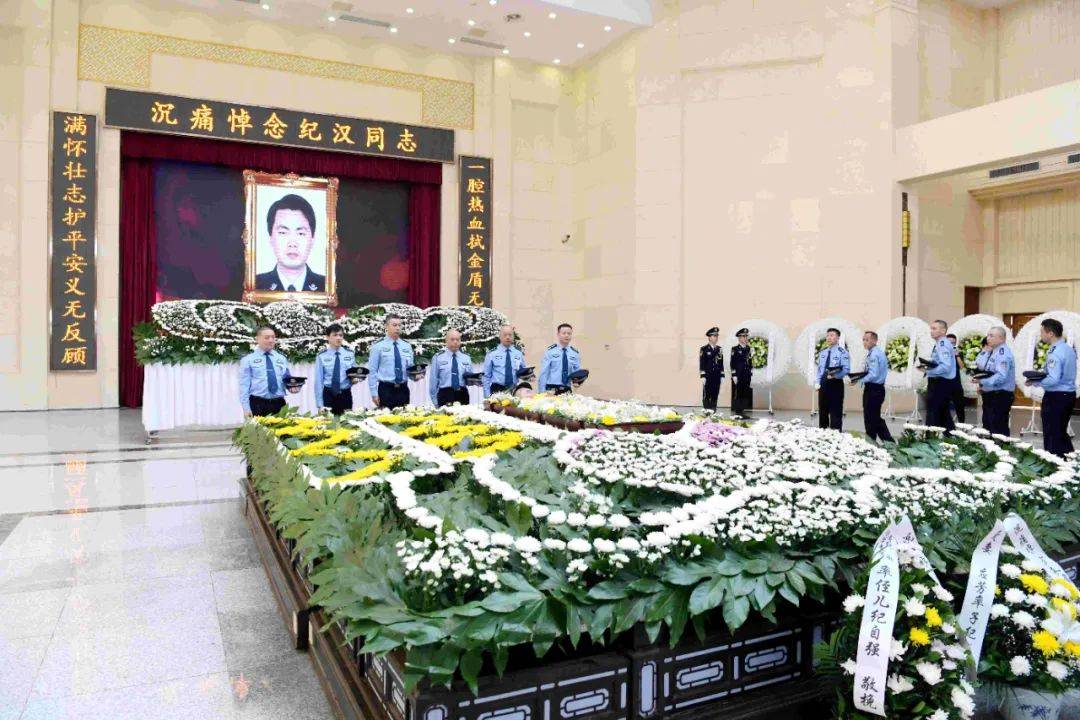 深夜,派出所所长昏倒在副所长寝室门外……