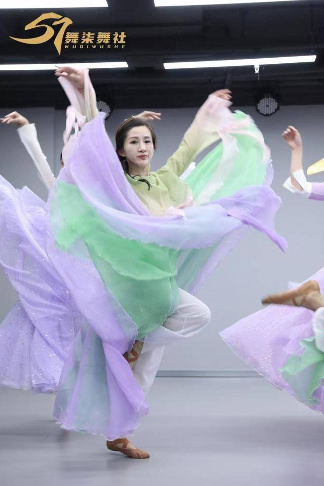 开着4家啤酒厂还跑网约车,青岛有群“非典型性网约车司机”