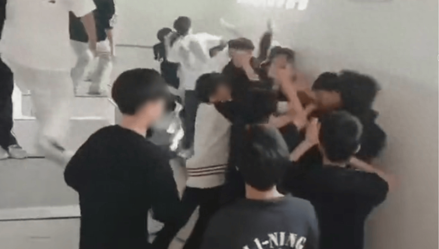 重庆秀山3名学生遭二十多人公厕群殴,当地教育、公安部门回应:已介入处置,被打者无大碍