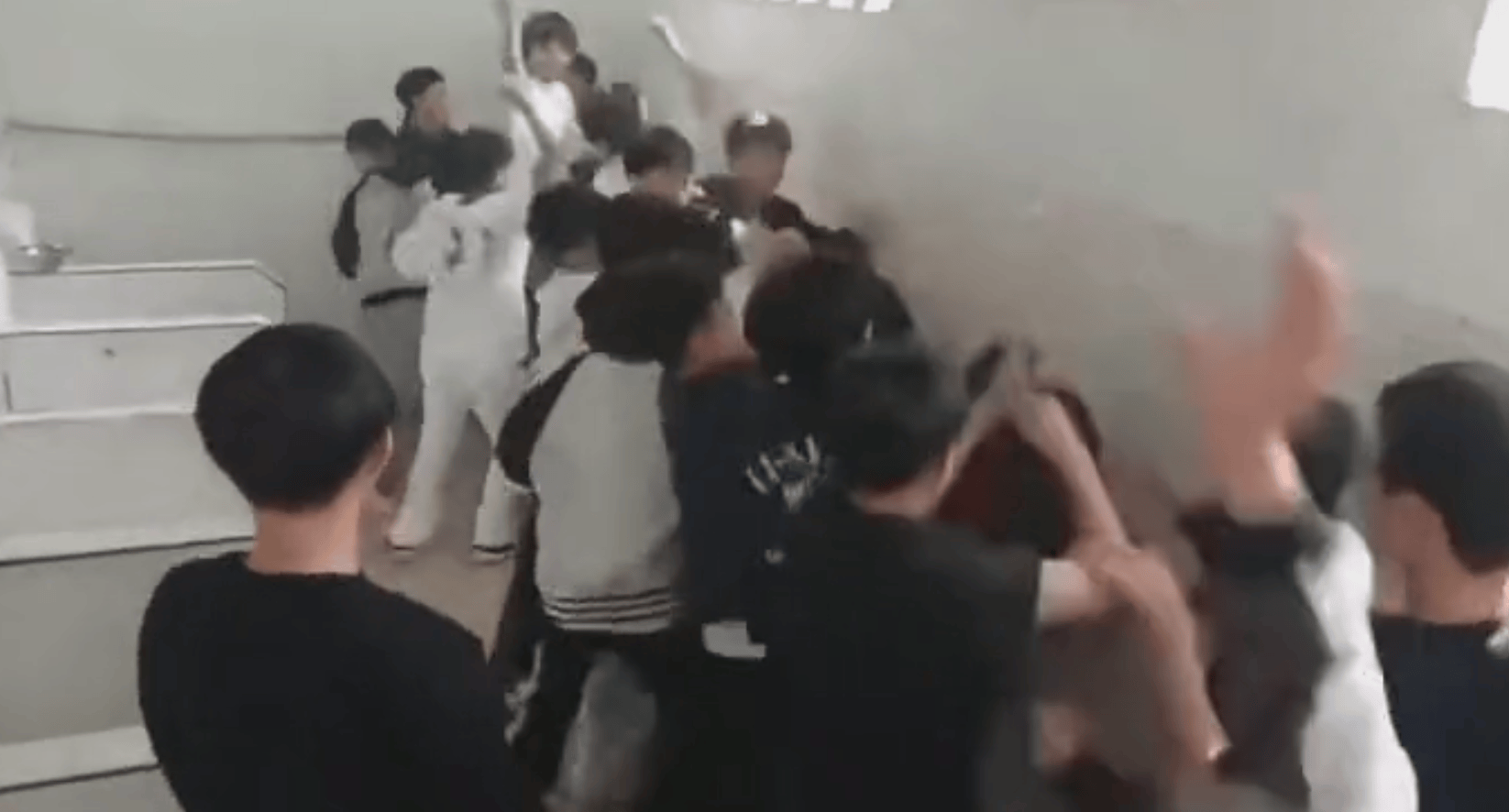 重庆秀山3名学生遭二十多人公厕群殴,当地教育、公安部门回应:已介入处置,被打者无大碍