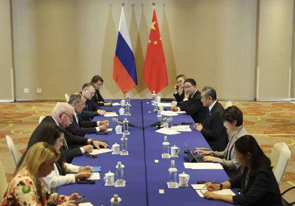 王毅会见俄罗斯外长拉夫罗夫