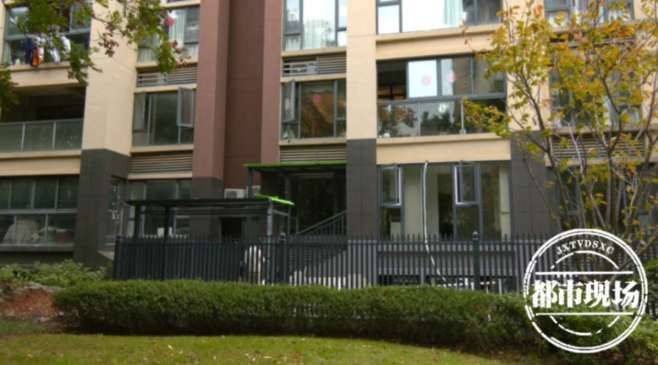 “吓得手发抖!”江西女子在家泡脚,陌生男子突然出现在窗户外面