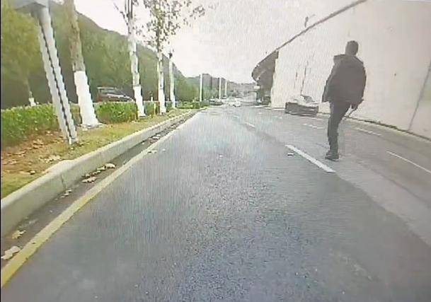 陌生男子尾随16岁女孩图谋不轨 36岁司机拿撬棍相救 民警:案件侦办中