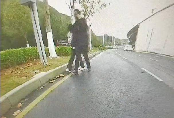 陌生男子尾随16岁女孩图谋不轨 36岁司机拿撬棍相救 民警:案件侦办中