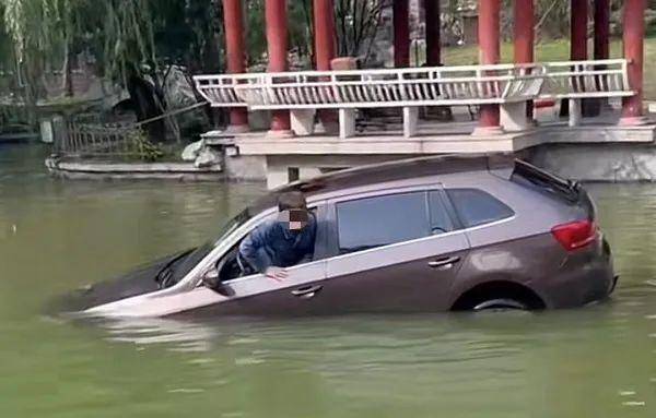 六旬阿姨小区内驾车冲进水里!落水后自行脱困,有人被撞到