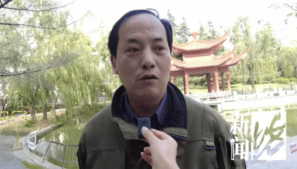 六旬阿姨小区内驾车冲进水里!落水后自行脱困,有人被撞到