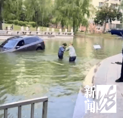 六旬阿姨小区内驾车冲进水里!落水后自行脱困,有人被撞到