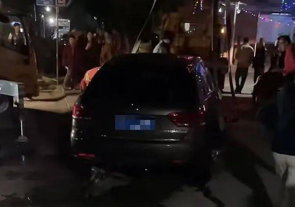 六旬阿姨小区内驾车冲进水里!落水后自行脱困,有人被撞到