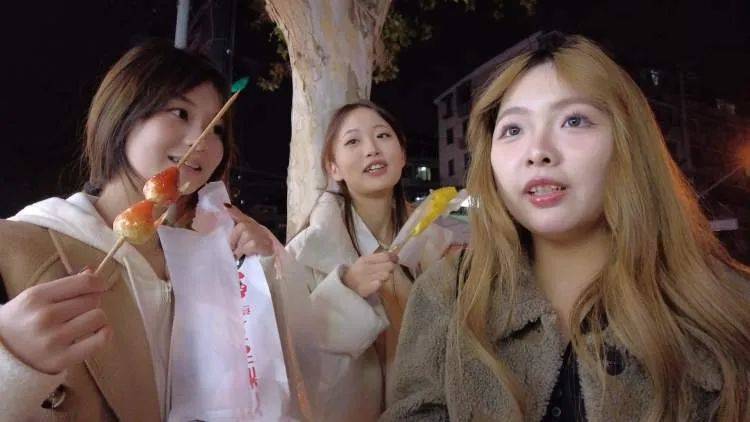 开了15年突然火了!有人排队4小时!“泼天的富贵”让老板也有点“懵”...