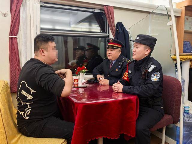 列车上一醉酒“纹身哥”突然对乘警说“我是逃犯”,乘警一查:不,你不是!