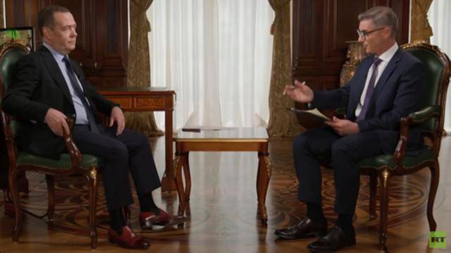 梅德韦杰夫:在格鲁吉亚,一场“颜色革命”正试图发生