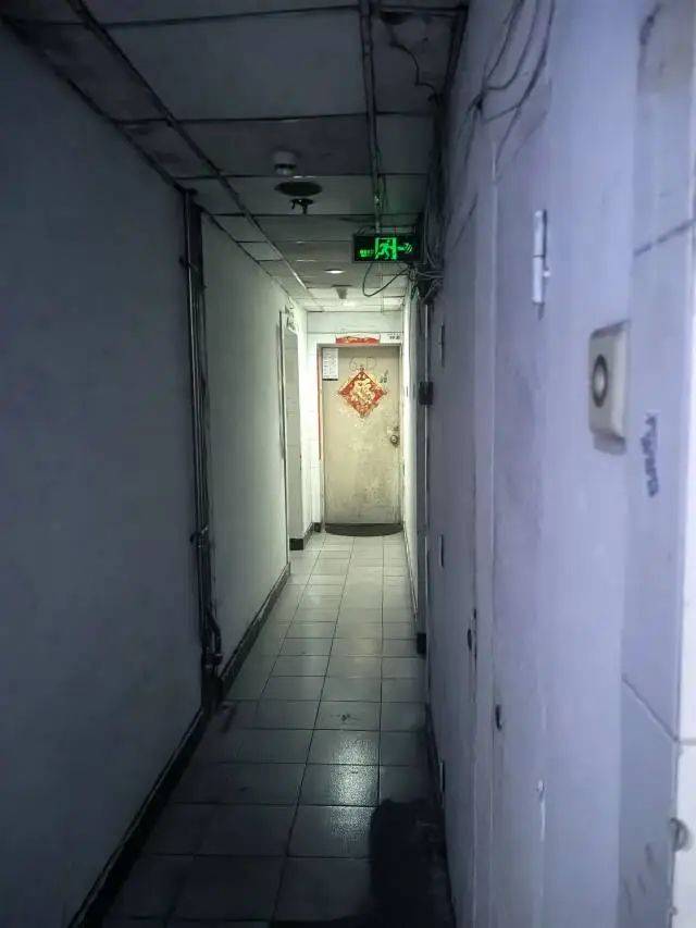 深圳两栋烂尾楼里住了近千人,买房的却不让进?记者实探