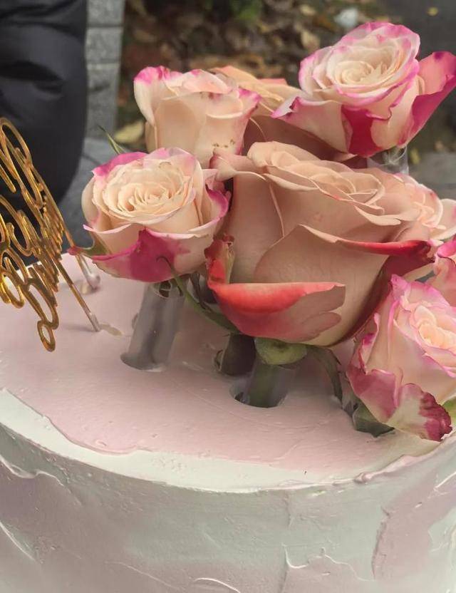 因蛋糕上放鲜花20多家店被同一人举报,商家怀疑职业打假,举报者回应