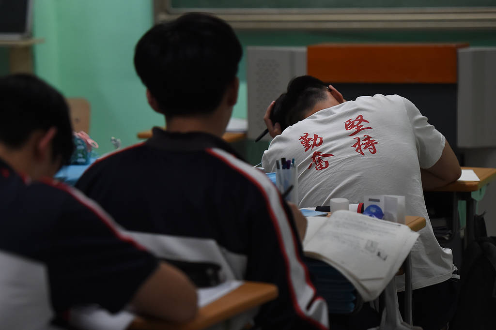 晚自习上厕所要开医院证明?反人性的教育该消停了