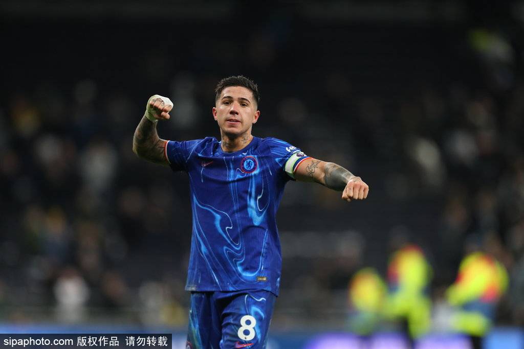 英超-帕尔默双响桑乔恩佐破门 进球大战切尔西4-3热刺