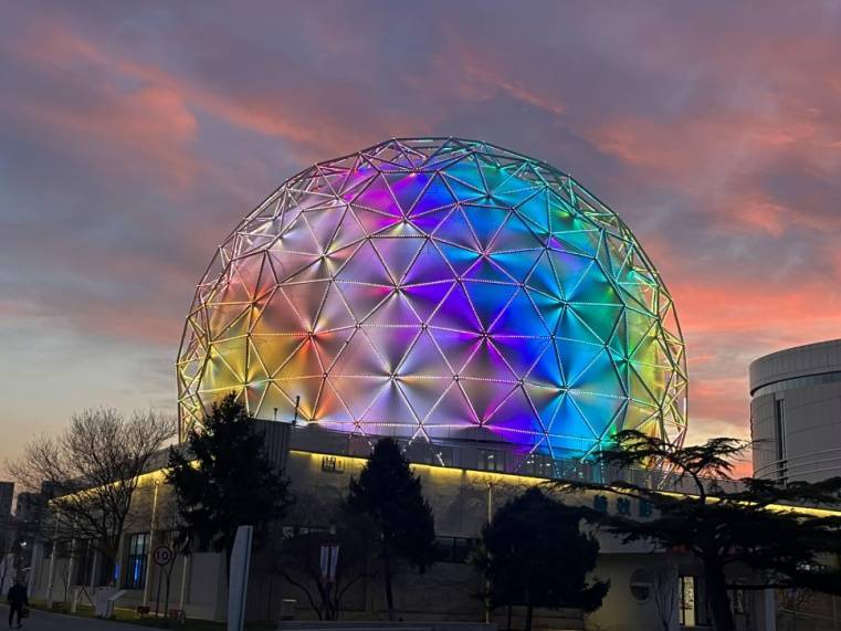 北京三环边上的白色大“圆球”，变身啦！