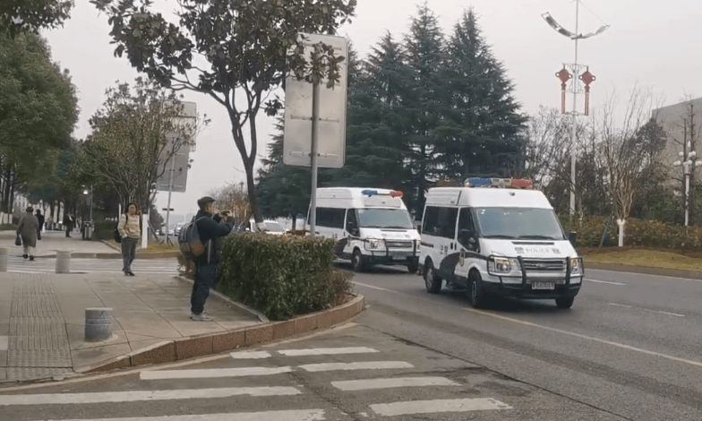 刚刚，余华英被警车押至法院