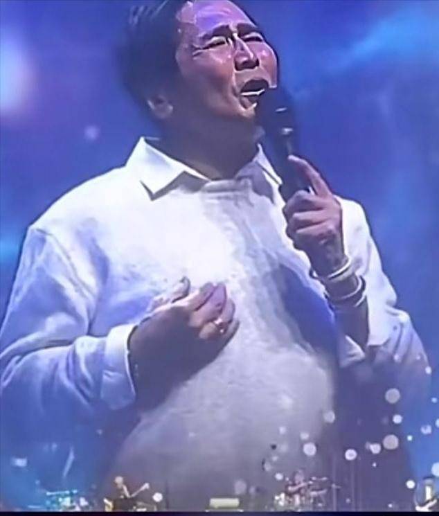 64岁齐秦演唱会反复伸话筒，观众：如果不差钱就好好在家养老吧