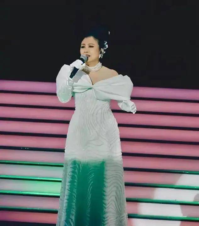 64岁齐秦演唱会反复伸话筒，观众：如果不差钱就好好在家养老吧