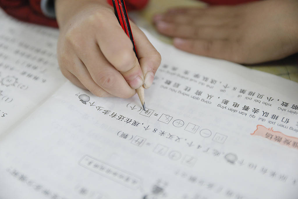 家长质疑布置作业太晚被踢群，可不是“基层矛盾”