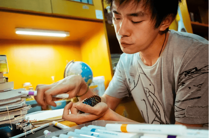 五天破3亿,易烊千玺演技封神!文艺片《小小的我》成票房爆款,做对了什么?