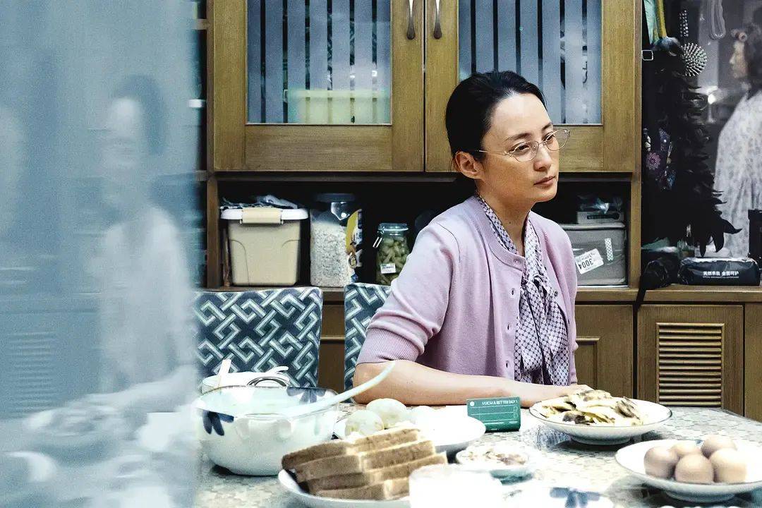 五天破3亿,易烊千玺演技封神!文艺片《小小的我》成票房爆款,做对了什么?