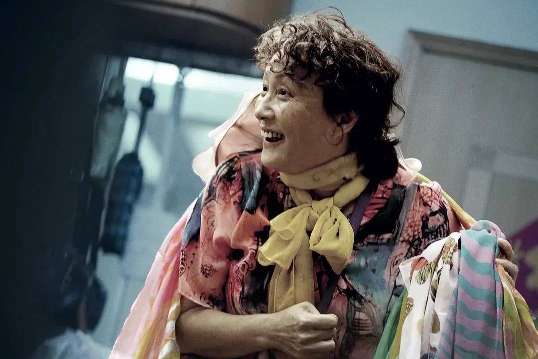 五天破3亿,易烊千玺演技封神!文艺片《小小的我》成票房爆款,做对了什么?