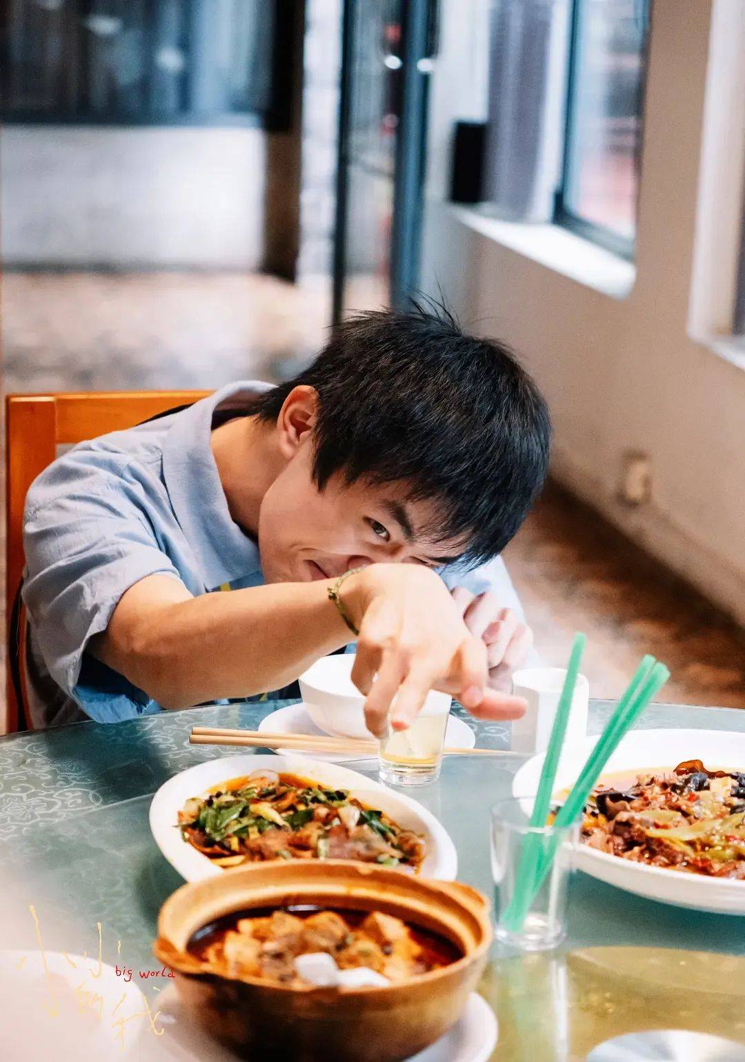 五天破3亿,易烊千玺演技封神!文艺片《小小的我》成票房爆款,做对了什么?