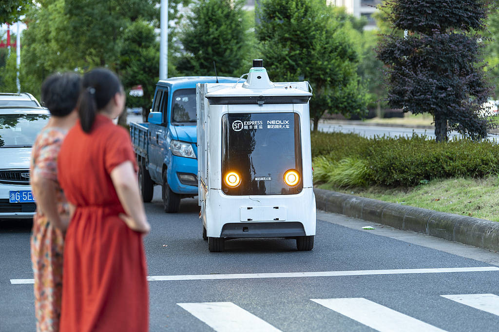 新车被无人快递车撞伤，不知变通的AI让司机开车更老实