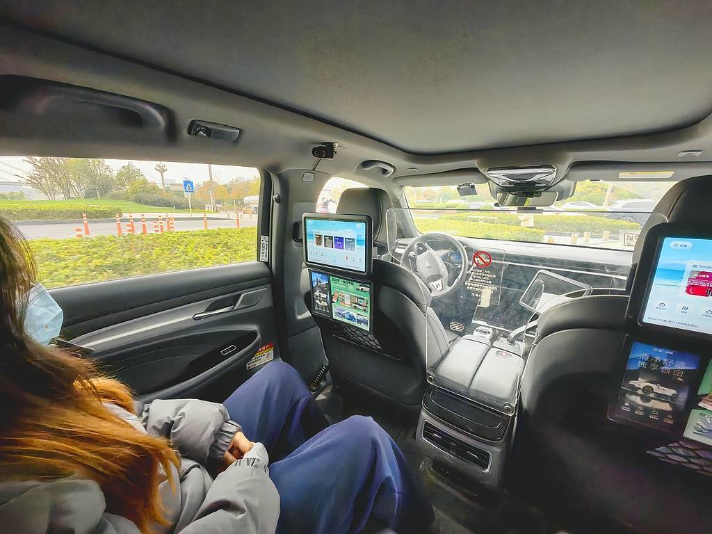 新车被无人快递车撞伤，不知变通的AI让司机开车更老实