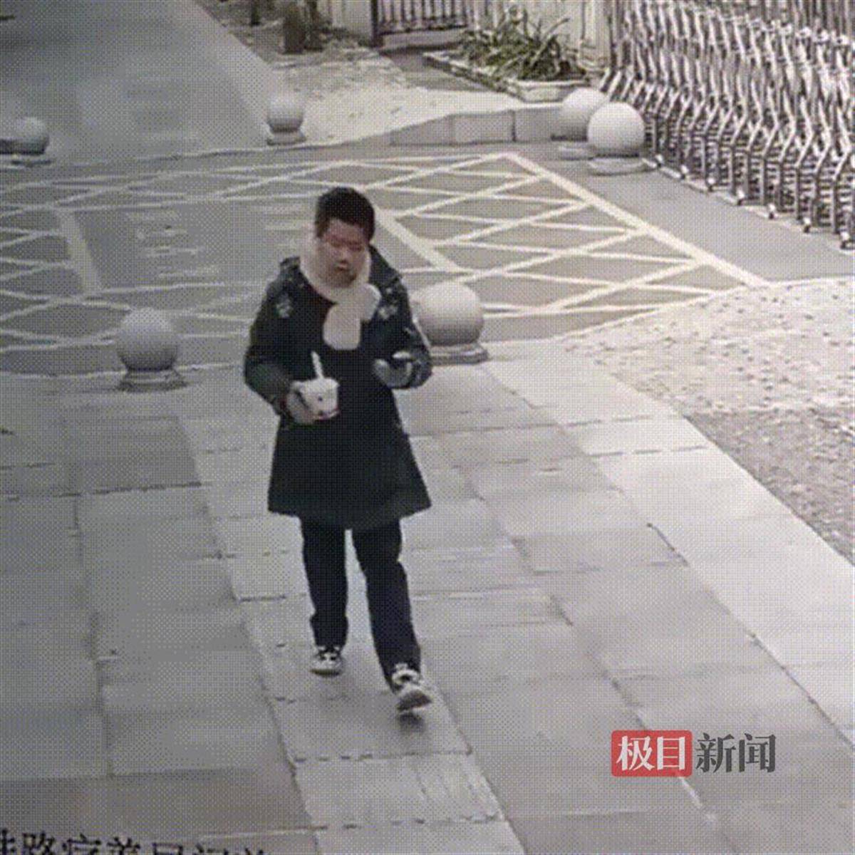 湖北咸宁一学生放学路上捡到手机交给警方,民警和失主进校给他送“大礼包”