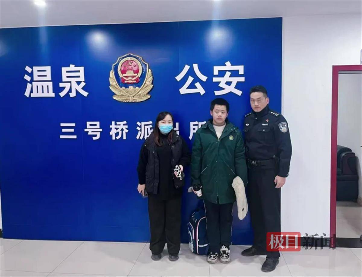 湖北咸宁一学生放学路上捡到手机交给警方,民警和失主进校给他送“大礼包”