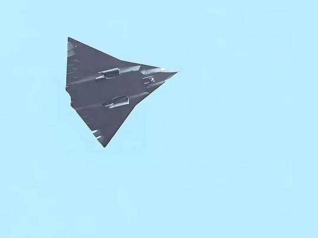 遥遥领先!中国六代机试飞,透露三点极不寻常信息