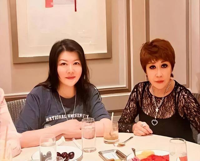 父亲是向华强,母亲是丁佩,她低调的似隐形人,现46岁依然未婚