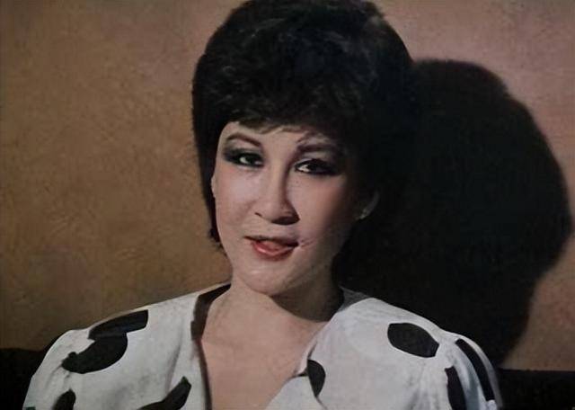 父亲是向华强,母亲是丁佩,她低调的似隐形人,现46岁依然未婚