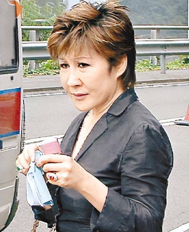 父亲是向华强,母亲是丁佩,她低调的似隐形人,现46岁依然未婚