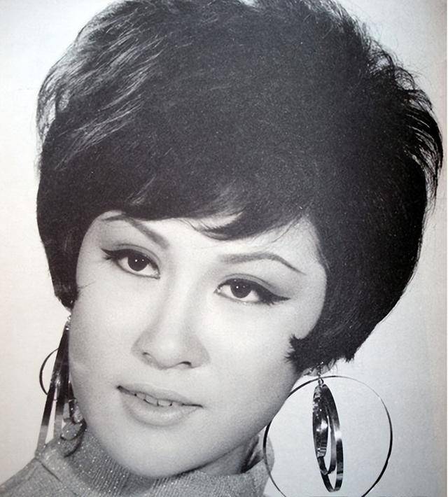 父亲是向华强,母亲是丁佩,她低调的似隐形人,现46岁依然未婚