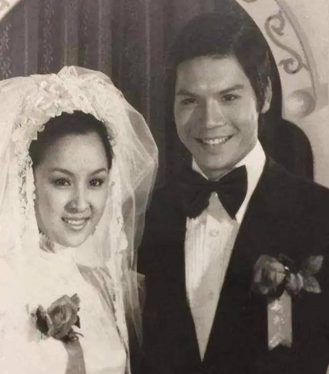 父亲是向华强,母亲是丁佩,她低调的似隐形人,现46岁依然未婚