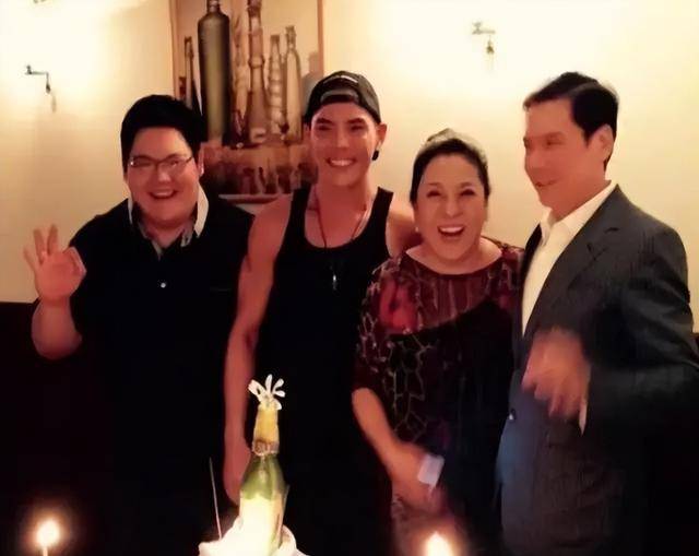 父亲是向华强,母亲是丁佩,她低调的似隐形人,现46岁依然未婚