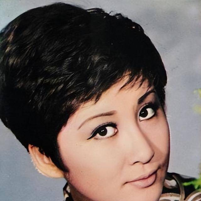 父亲是向华强,母亲是丁佩,她低调的似隐形人,现46岁依然未婚