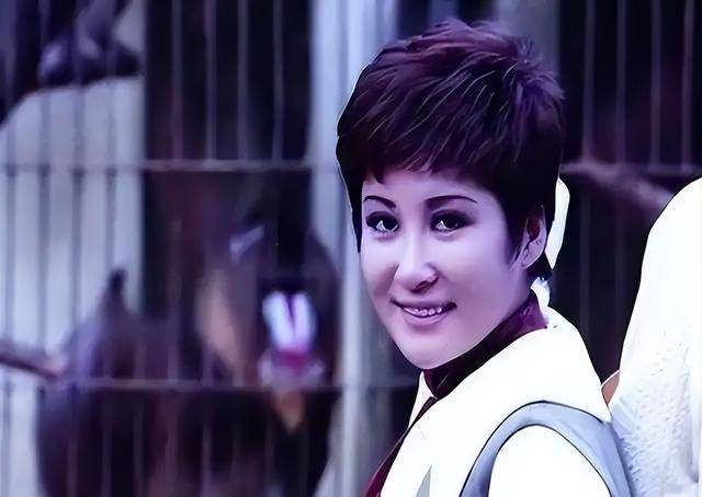 父亲是向华强,母亲是丁佩,她低调的似隐形人,现46岁依然未婚