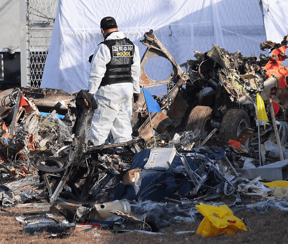 砰砰砰！巨响后爬上屋顶，他300米外拍下韩客机失事全程：热浪扑来像蒸桑拿