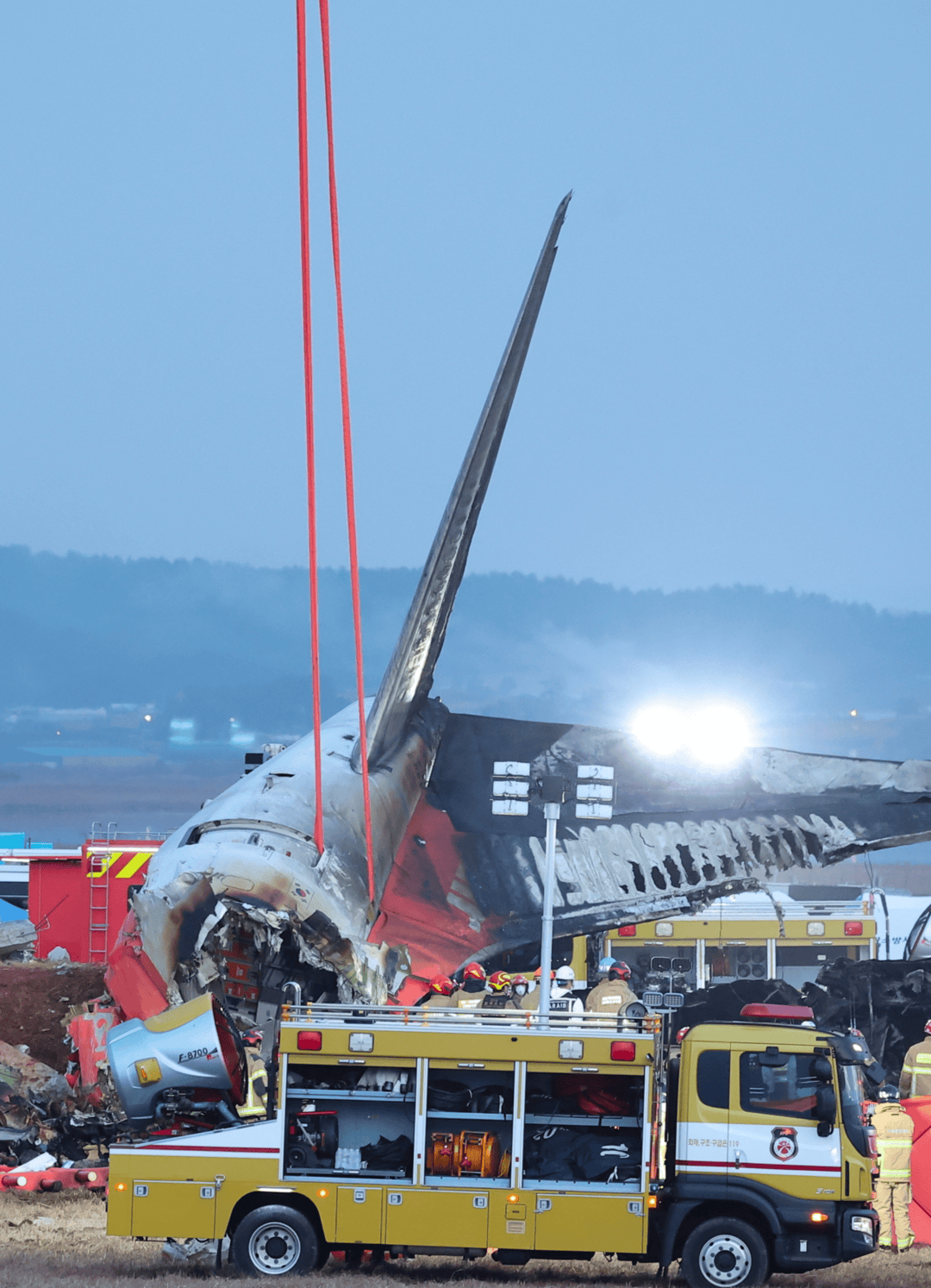 砰砰砰！巨响后爬上屋顶，他300米外拍下韩客机失事全程：热浪扑来像蒸桑拿